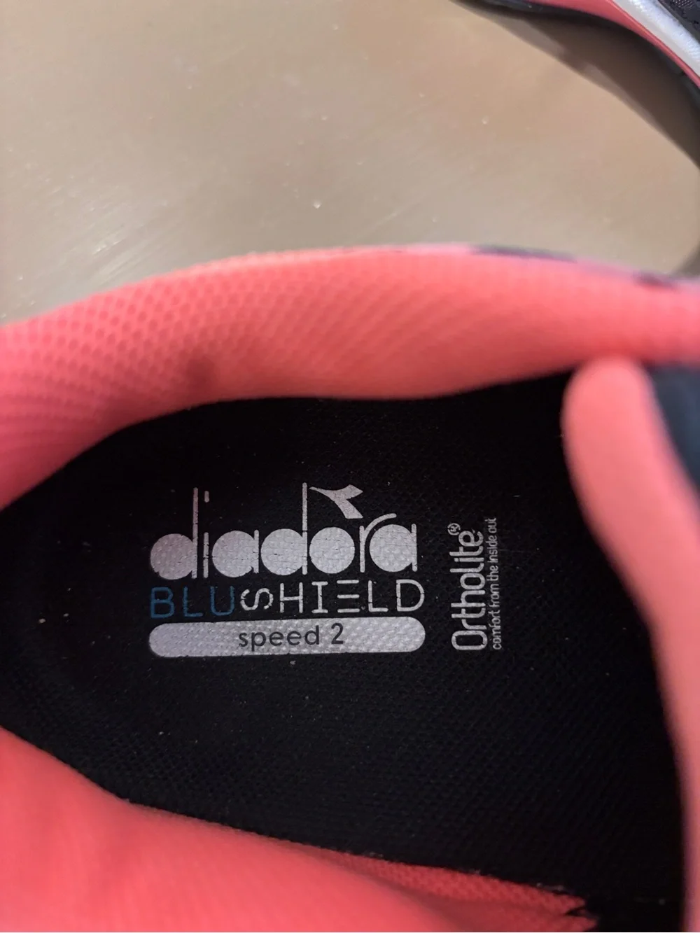 Diadora lightweight athletic